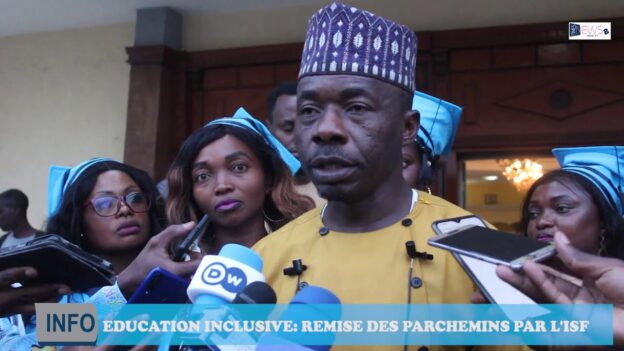  REPORTAGE REMISE DES PARCHEMINS AUX ENSEIGNANTES PAR ISF APASH-CAM